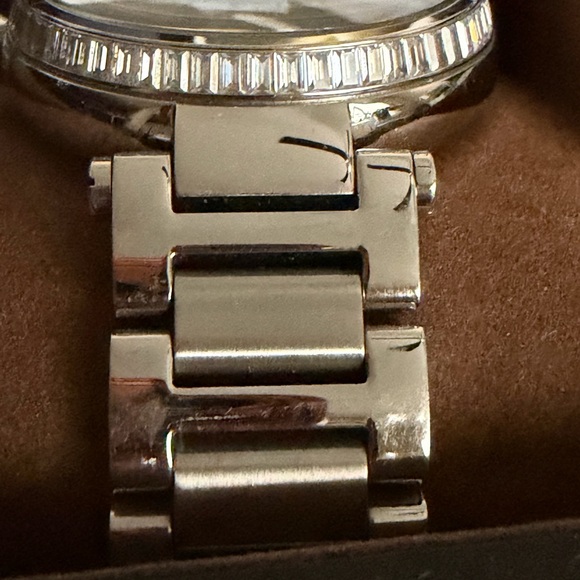 Michael Kors Silver Watch. - Picture 3 of 4